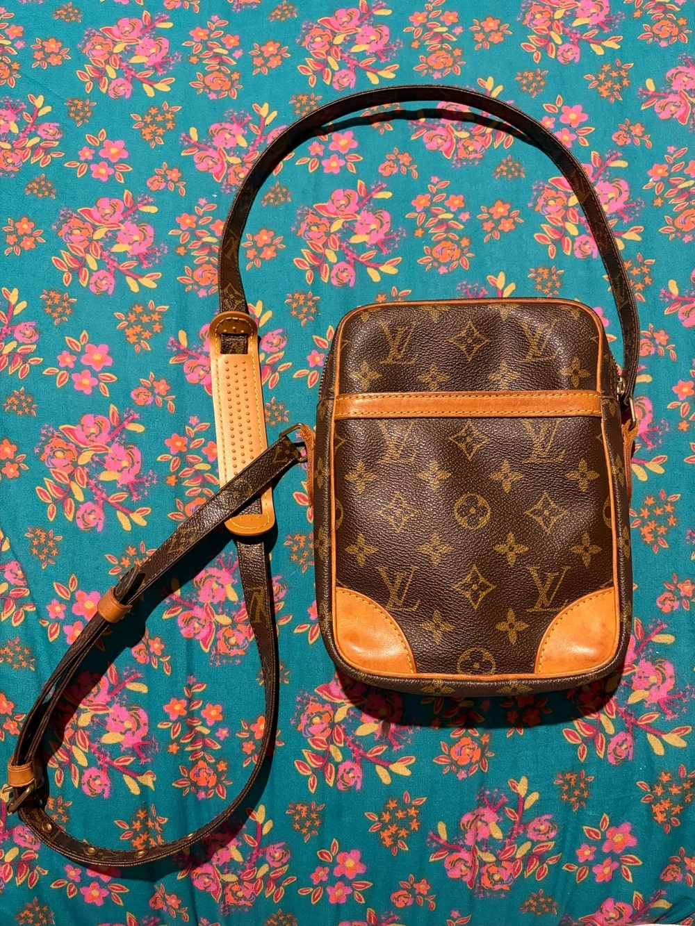 Louis Vuitton Brown Monogram Crossbody w/Tan Trim ** strap needs to be repaired*